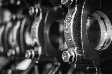 Parçalanmış bir motorun, bir garajdaki bir arabanın otomatik şanzıman kutusunun parçaları ya da tamir ya da bakım için tamirhane istasyonunun parçaları. Ayrıntılar. Yakın çekim görünümü