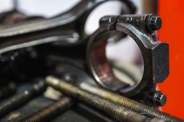 Parçalanmış bir motorun, garajdaki bir makinenin otomatik şanzıman kutusunun ya da tamirat ya da tamirat için kullanılan fabrika istasyonunun bir parçası. Ayrıntılar. Görüntüyü kapat