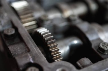 Parçalanmış bir motorun, garajdaki bir makinenin otomatik şanzıman kutusunun ya da tamirat ya da tamirat için kullanılan fabrika istasyonunun bir parçası. Ayrıntılar. Görüntüyü kapat