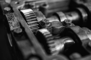 Parçalanmış bir motorun, bir garajdaki bir arabanın otomatik şanzıman kutusunun parçaları ya da tamir ya da bakım için tamirhane istasyonunun parçaları. Ayrıntılar. Yakın çekim görünümü