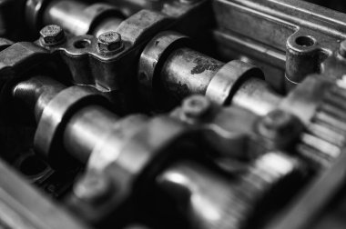 Parçalanmış bir motorun, bir garajdaki bir arabanın otomatik şanzıman kutusunun parçaları ya da tamir ya da bakım için tamirhane istasyonunun parçaları. Ayrıntılar. Yakın çekim görünümü