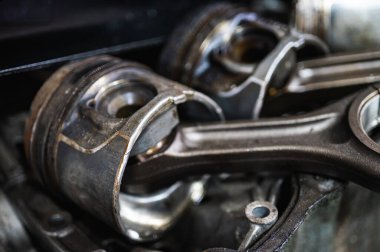 Parçalanmış bir motorun, garajdaki bir makinenin otomatik şanzıman kutusunun ya da tamirat ya da tamirat için kullanılan fabrika istasyonunun bir parçası. Ayrıntılar. Görüntüyü kapat