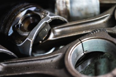 Parçalanmış bir motorun, bir garajdaki bir arabanın otomatik şanzıman kutusunun parçaları ya da tamir ya da bakım için tamirhane istasyonunun parçaları. Ayrıntılar, yedek parçalar, parçalanma