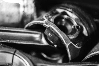 Parçalanmış bir motorun, bir garajdaki bir arabanın otomatik şanzıman kutusunun parçaları ya da tamir ya da bakım için tamirhane istasyonunun parçaları. Ayrıntılar. Yakın çekim görünümü