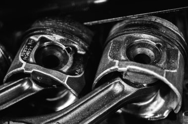 Parçalanmış bir motorun, bir garajdaki bir arabanın otomatik şanzıman kutusunun parçaları ya da tamir ya da bakım için tamirhane istasyonunun parçaları. Ayrıntılar. Yakın çekim görünümü