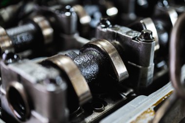 Parçalanmış bir motorun, garajdaki bir makinenin otomatik şanzıman kutusunun ya da tamirat ya da tamirat için kullanılan fabrika istasyonunun bir parçası. Ayrıntılar. Görüntüyü kapat