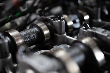 Parçalanmış bir motorun, bir garajdaki bir arabanın otomatik şanzıman kutusunun parçaları ya da tamir ya da bakım için tamirhane istasyonunun parçaları. Ayrıntılar. Yakın çekim görünümü