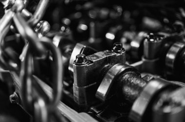 Parçalanmış bir motorun, bir garajdaki bir arabanın otomatik şanzıman kutusunun parçaları ya da tamir ya da bakım için tamirhane istasyonunun parçaları. Ayrıntılar. Yakın çekim görünümü