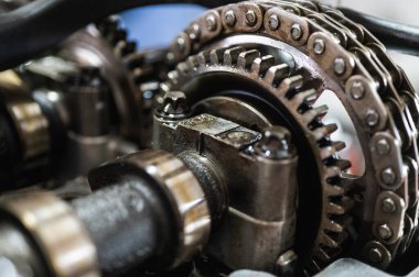 Parçalanmış bir motorun, garajdaki bir makinenin otomatik şanzıman kutusunun ya da tamirat ya da tamirat için kullanılan fabrika istasyonunun bir parçası. Ayrıntılar. Görüntüyü kapat