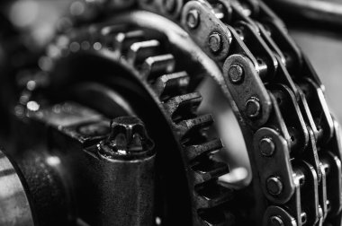 Parçalanmış bir motorun, bir garajdaki bir arabanın otomatik şanzıman kutusunun parçaları ya da tamir ya da bakım için tamirhane istasyonunun parçaları. Ayrıntılar. Yakın çekim görünümü