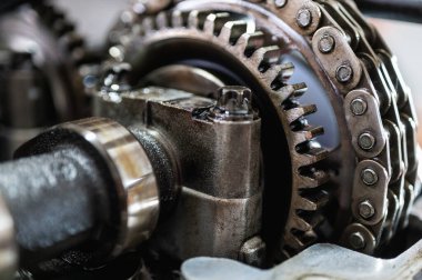 Parçalanmış bir motorun, garajdaki bir makinenin otomatik şanzıman kutusunun ya da tamirat ya da tamirat için kullanılan fabrika istasyonunun bir parçası. Ayrıntılar. Görüntüyü kapat