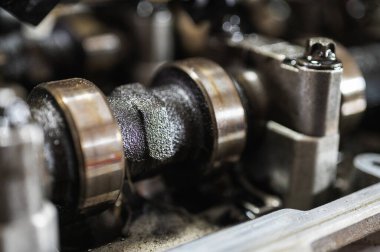 Parçalanmış bir motorun, garajdaki bir makinenin otomatik şanzıman kutusunun ya da tamirat ya da tamirat için kullanılan fabrika istasyonunun bir parçası. Ayrıntılar. Görüntüyü kapat