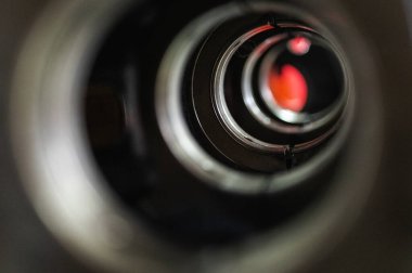 Parçalanmış bir motorun, bir garajdaki bir arabanın otomatik şanzıman kutusunun parçaları ya da tamir ya da bakım için tamirhane istasyonunun parçaları. Ayrıntılar, yedek parçalar, parçalanma