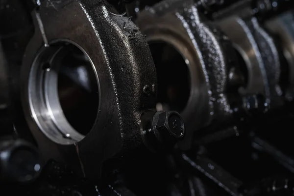 分解されたエンジンのクローズアップ 修理やメンテナンスのためのガレージや修理店の駅で車の自動変速機ボックスの一部 詳細は クローズアップビュー — ストック写真