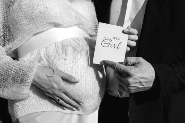 Beyaz Elbiseli Hamile Bir Kadın Bebek Partisinde Elinde Kız Kartı — Stok fotoğraf