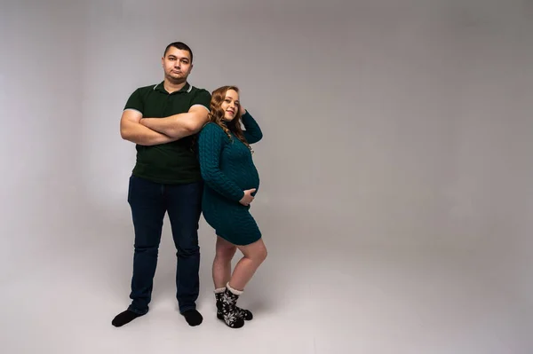 아내와 고립된 청년의 가족을 키우고 아이를 임신하고 감정들을 — 스톡 사진