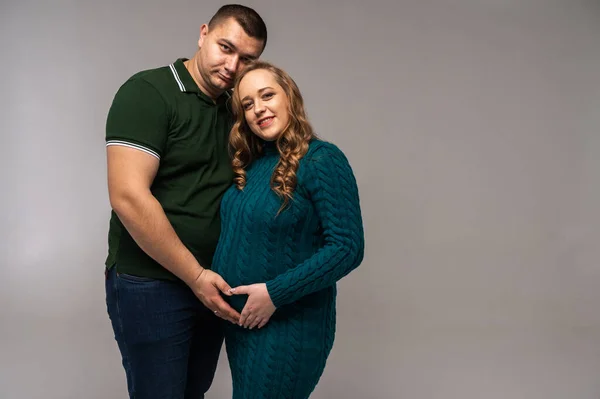 아내와 고립된 청년의 가족을 키우고 아이를 임신하고 감정들을 — 스톡 사진