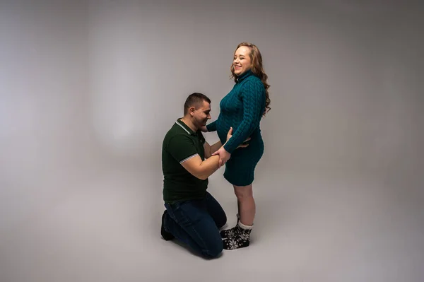 젊은이의 사진입니다 아내의 무릎을 고립된 말이죠 자녀를 임신하여 — 스톡 사진