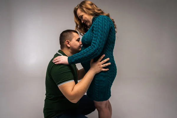 젊은이의 사진입니다 아내의 무릎을 고립된 말이죠 자녀를 임신하여 — 스톡 사진
