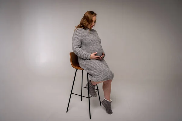 Retrato Longitud Completa Una Mujer Embarazada Que Descansa Sentado Una —  Fotos de Stock