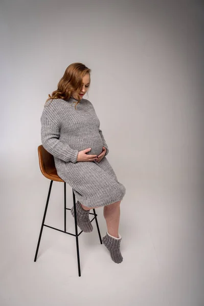 Ritratto Completo Una Donna Incinta Seduta Una Sedia Uno Sfondo — Foto Stock