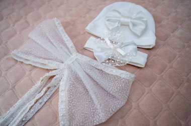 Pembe arka plandaki bir kız için elbise, ayakkabı, elbise ve aksesuarlar. Yeni doğanlar için şık kıyafetler. Düz yerde, üst tarafta. Boşluğu kopyala.