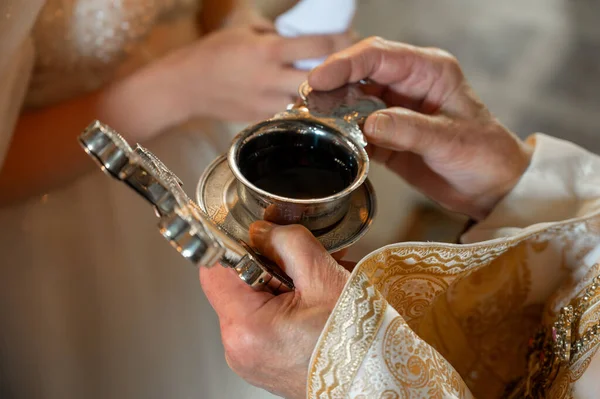 Priest Consecrates Wedding Rings Fingers Bride Groom Wedding Tradition Ritual — Stock Photo, Image