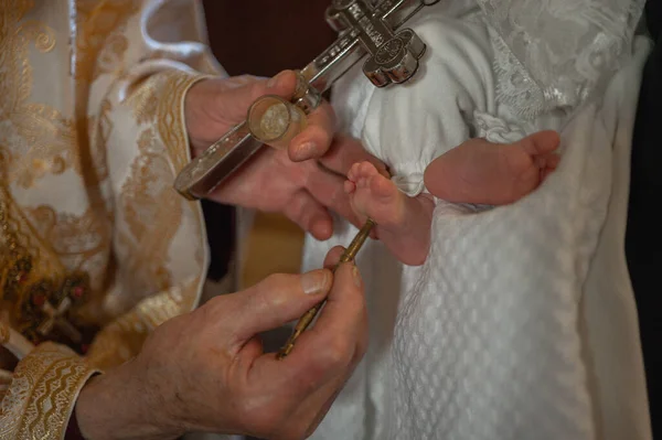 Nahaufnahme Der Beine Des Babys Taufe Eines Kindes Einem Orthodoxen — Stockfoto