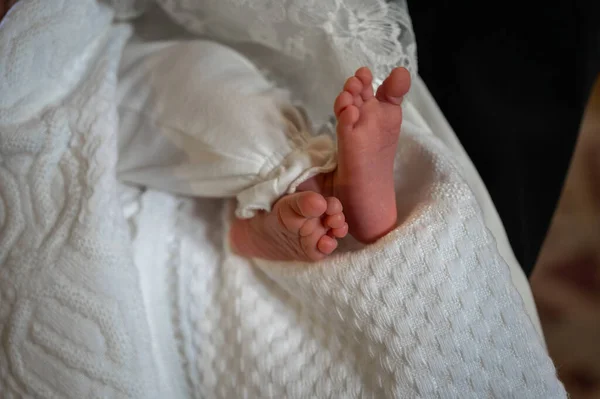 赤ちゃんの足のクローズアップ 正教会での子供の洗礼 — ストック写真