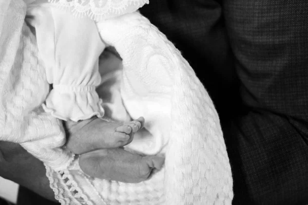 Gros Plan Sur Les Jambes Bébé Baptême Enfant Dans Temple — Photo