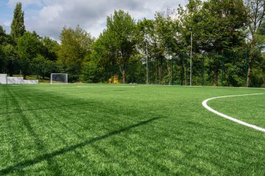 Beyaz lekeli futbol sahası köşesi