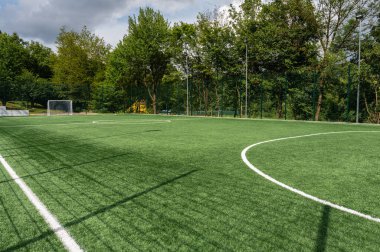 Beyaz lekeli futbol sahası köşesi