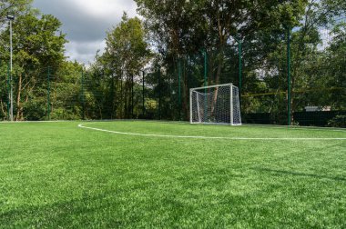 Beyaz lekeli futbol sahası köşesi