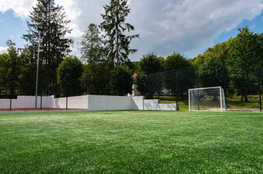 Beyaz lekeli futbol sahası köşesi