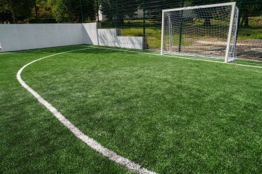 Beyaz lekeli futbol sahası köşesi