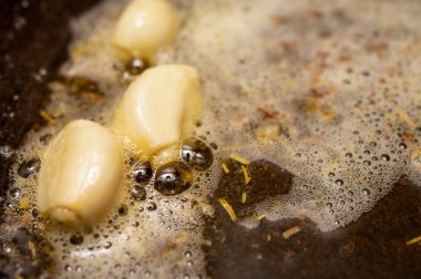 Yağda kızartılmış sarımsak karanfilleri, yakın çekim, üst manzara.