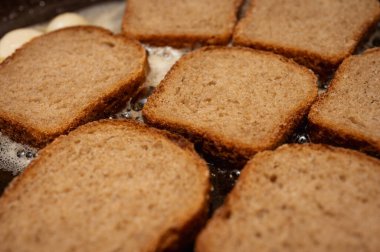 Bira için bir aperatif ve ilk yemek için harika bir ilave. Çavdar ekmeğinin doğal tostları. Beyaz krakerler. Tereyağlı kızarmış ekmek, kısa siyah Borodino ekmeği. Tavada pişirme işlemi