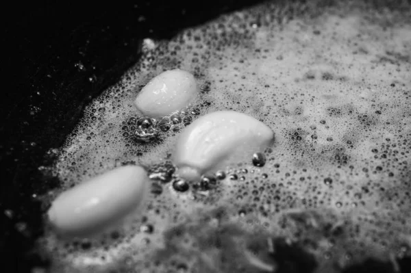 프라이드 마늘을 프라이팬에 기름을 근접촬영 — 스톡 사진