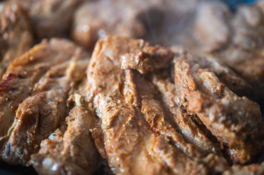 Barbekü domuz pirzolası, domuz filetosu, sıcak bal biberli terbiye, yakın plan gri yüzey.