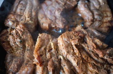 Barbekü domuz pirzolası, domuz filetosu, sıcak bal biberli terbiye, yakın plan gri yüzey.