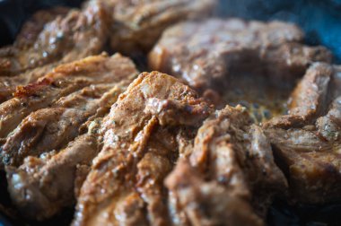 Barbekü domuz pirzolası, domuz filetosu, sıcak bal biberli terbiye, yakın plan gri yüzey.