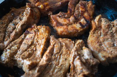 Barbekü domuz pirzolası, domuz filetosu, sıcak bal biberli terbiye, yakın plan gri yüzey.