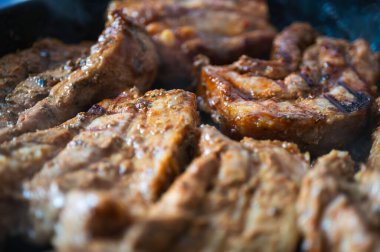 Barbekü domuz pirzolası, domuz filetosu, sıcak bal biberli terbiye, yakın plan gri yüzey.