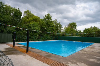 Bahçede ve terasta ev havuzu, dinlenmek için mavi doğayla.