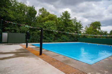 Bahçede ve terasta ev havuzu, dinlenmek için mavi doğayla.