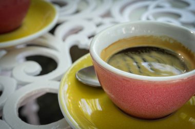 Ahşap yüzüklü, nişan yüzüklü, nişan yüzüklü renkli kahve kupası, aile yaratma kavramı. 