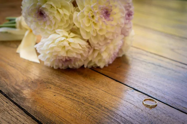 Uma Superfície Madeira Anéis Casamento Anel Perto Flores Casamento Conceito — Fotografia de Stock