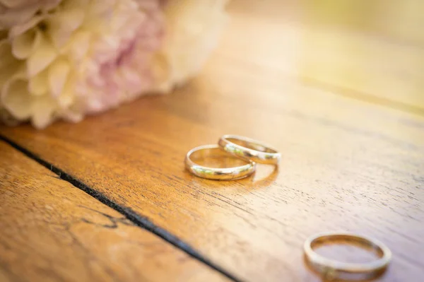 Uma Superfície Madeira Anéis Casamento Anel Perto Flores Casamento Conceito — Fotografia de Stock