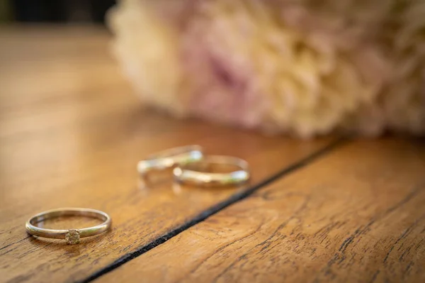Egy Felületen Jegygyűrűk Egy Gyűrű Közelében Esküvői Virágok Koncepció Elkötelezettség — Stock Fotó