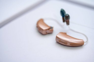 İşitme cihazı beyaz arkaplanda izole edilmiş. Yakın çekim, sağırlar için işitme cihazı